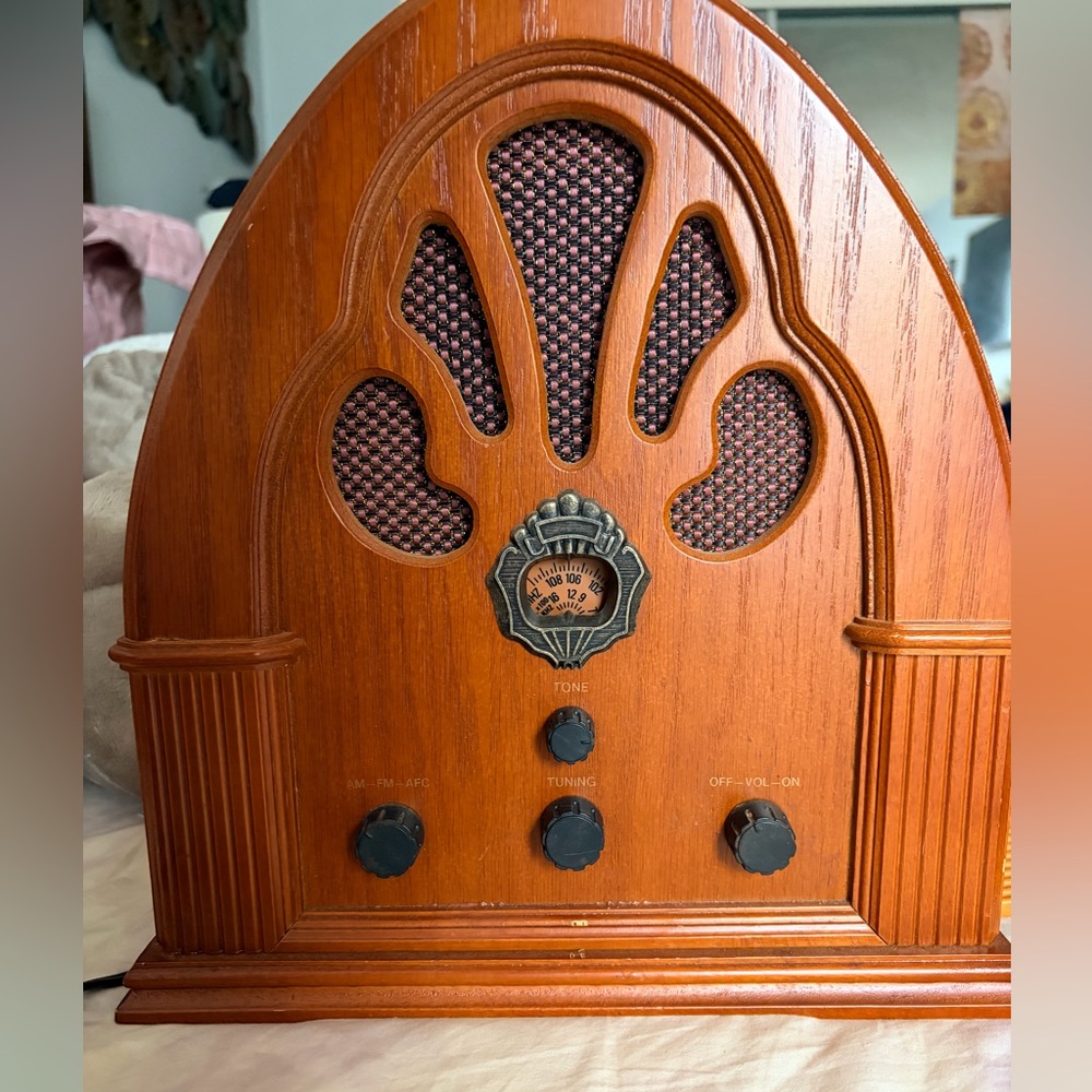 Vintage Style Citizen Cathedral AM/FM Radio – Model JF124 – Wood Cabinet